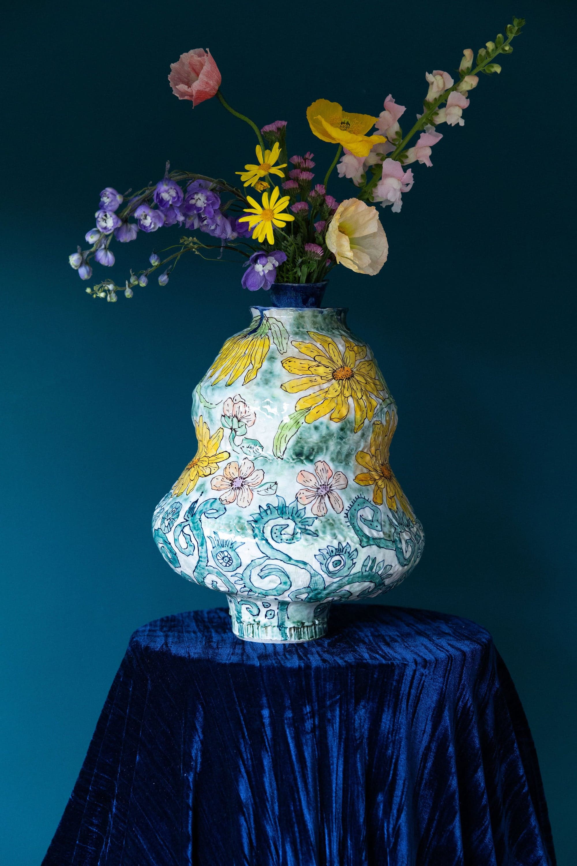 Blossoms and Dream Daisies Urn — Pia Kuykhoven