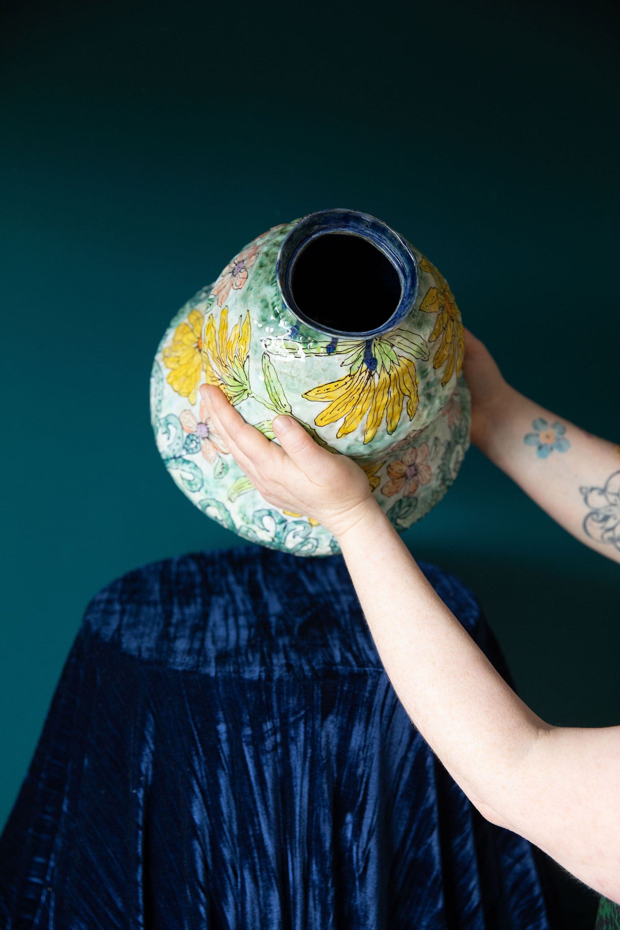 Blossoms and Dream Daisies Urn — Pia Kuykhoven