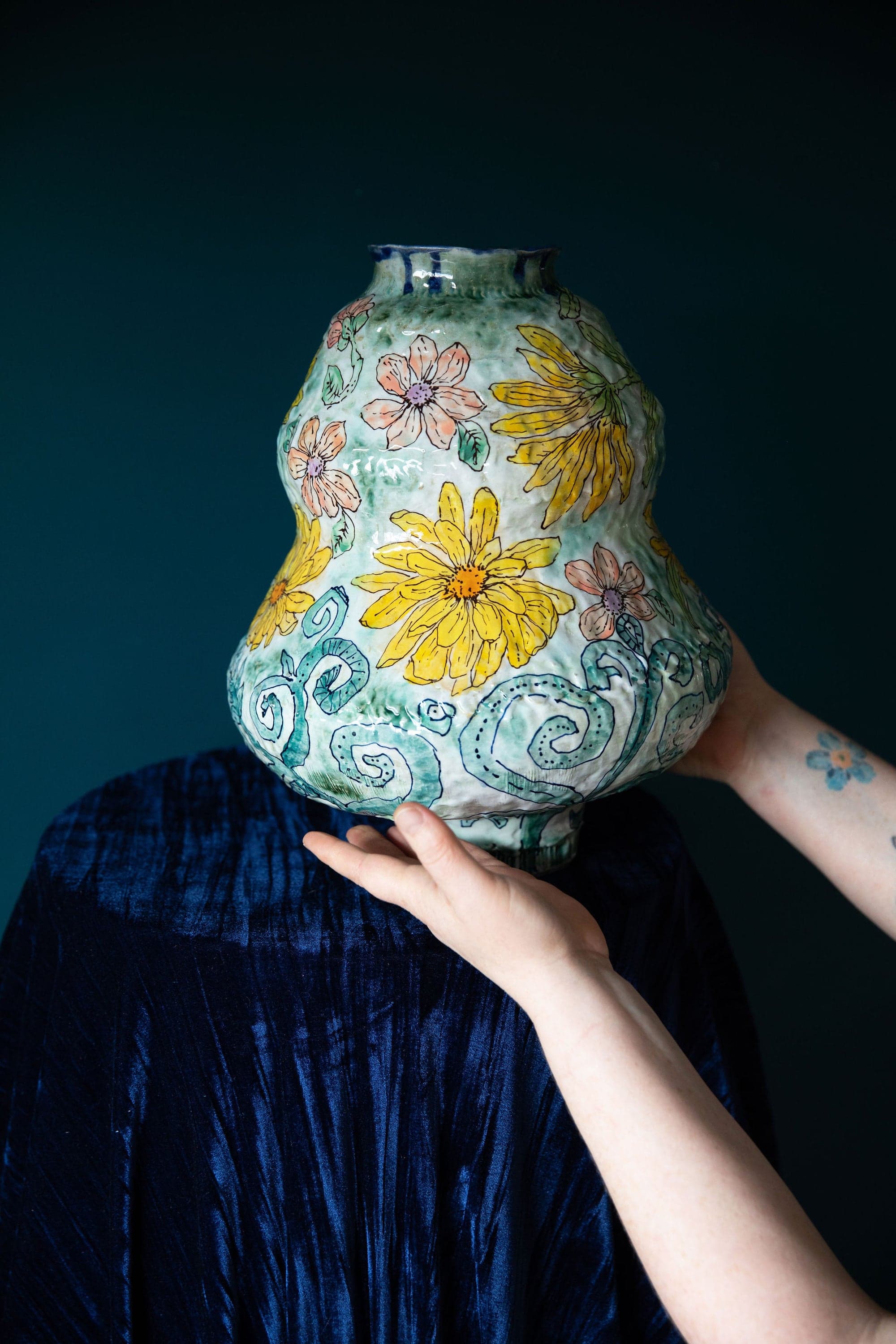 Blossoms and Dream Daisies Urn — Pia Kuykhoven