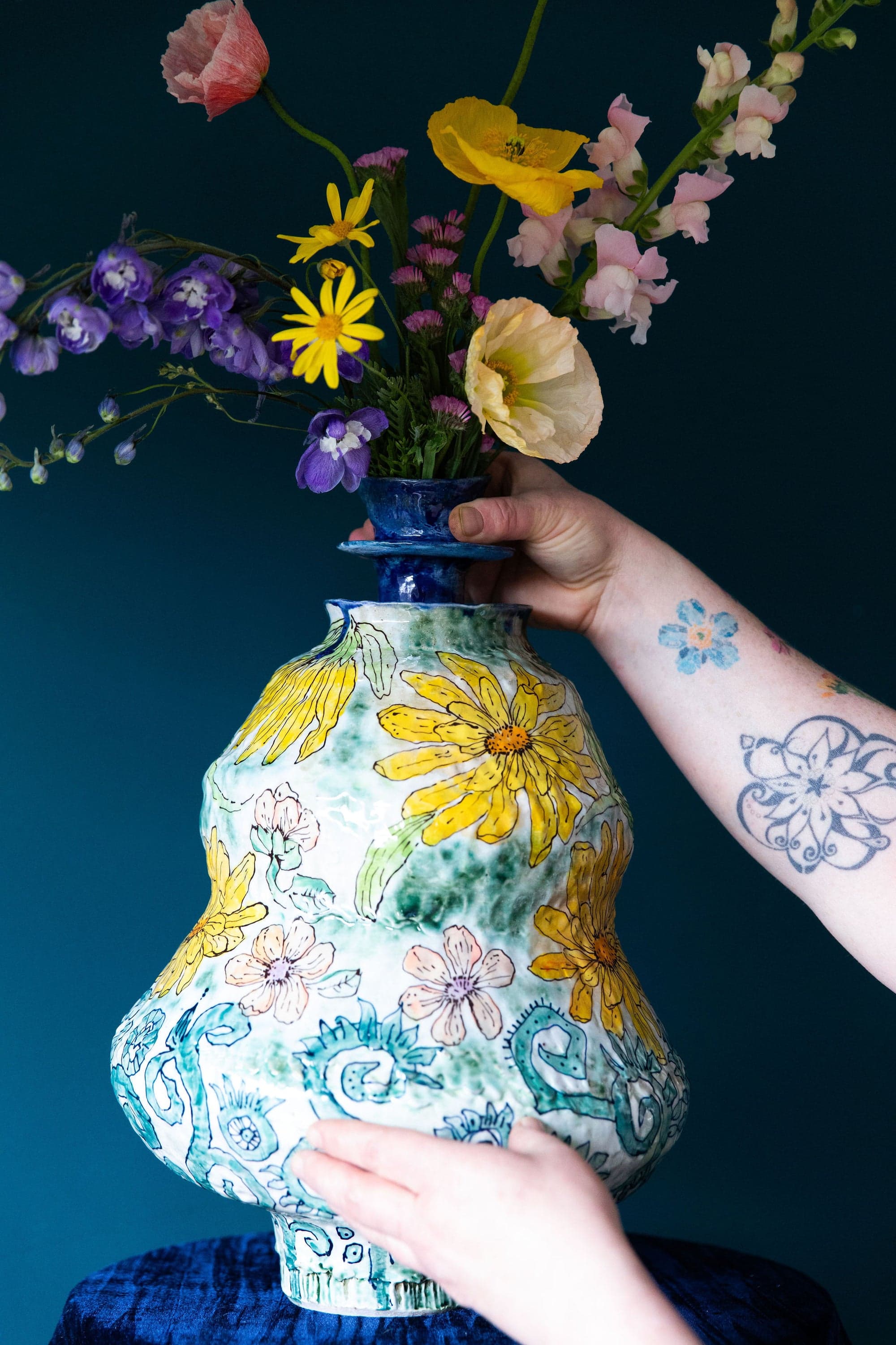 Blossoms and Dream Daisies Urn — Pia Kuykhoven